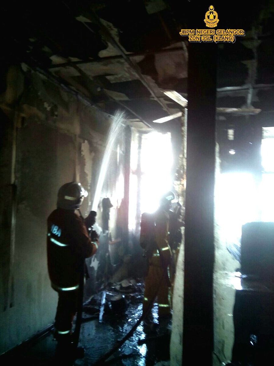 Bomba_ZonKlang's tweet photo. Kebakaran pantry Balai Polis Pelabuhan Klang @Bomba_Selangor @bombaJBPM @PDRMsia https://t.co/se3Yo51HB3