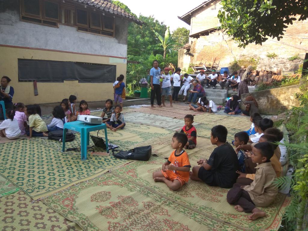 Venue layar tancep #Seniningan sudah dipenuhi anak2 dan teman2 dari komunitas hip hop <a href="/LayarNusantara/">Layar Nusantara</a>