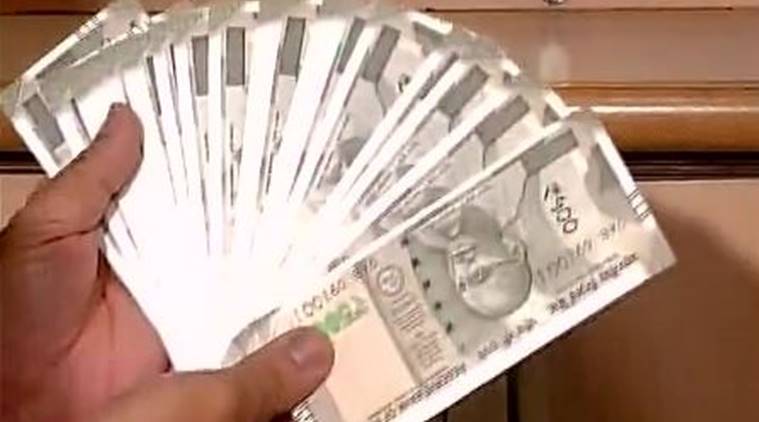 news24tvchannel's tweet photo. 13 हजार के नकली नोटों के साथ पकड़े गए दो युवक #rs500 #fakenote #13thousand https://t.co/WakObVezXU https://t.co/BZUDabSlNk
