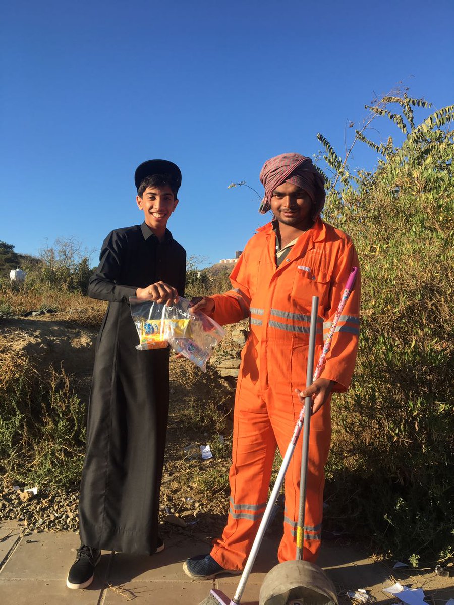 appliedskills20's tweet image. جانب من الأعمال التطوعية في مجال
 &quot; الاطعام &quot; لطلاب الصف الأول ثانوي
&quot;مجموعة التعاون &quot; . عساكم على القوة يا أبطال