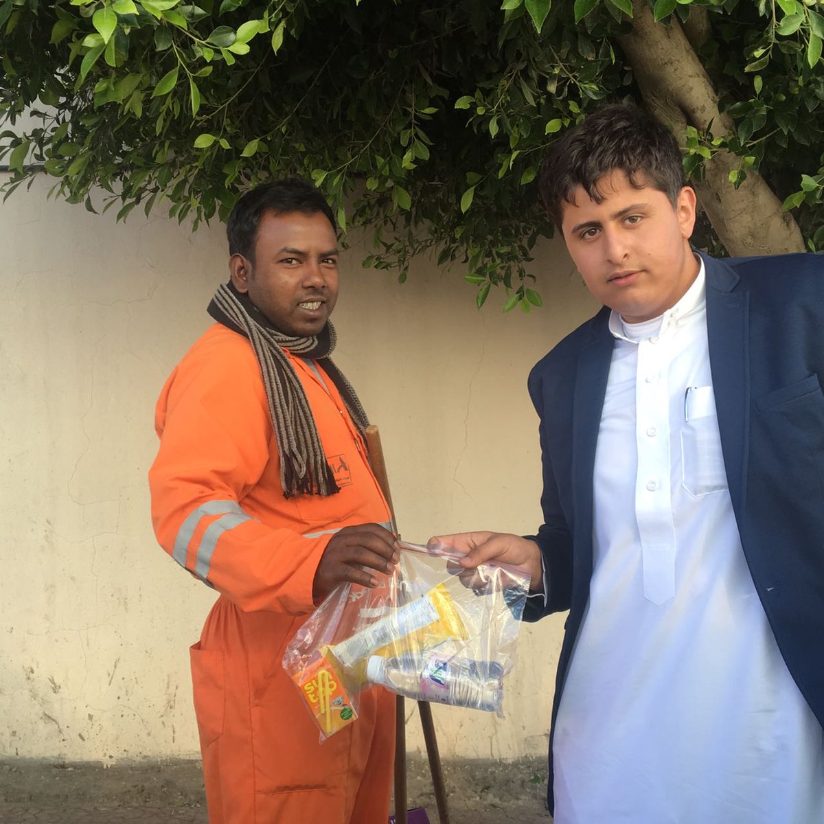 appliedskills20's tweet image. جانب من الأعمال التطوعية في مجال
 &quot; الاطعام &quot; لطلاب الصف الأول ثانوي
&quot;مجموعة التعاون &quot; . عساكم على القوة يا أبطال