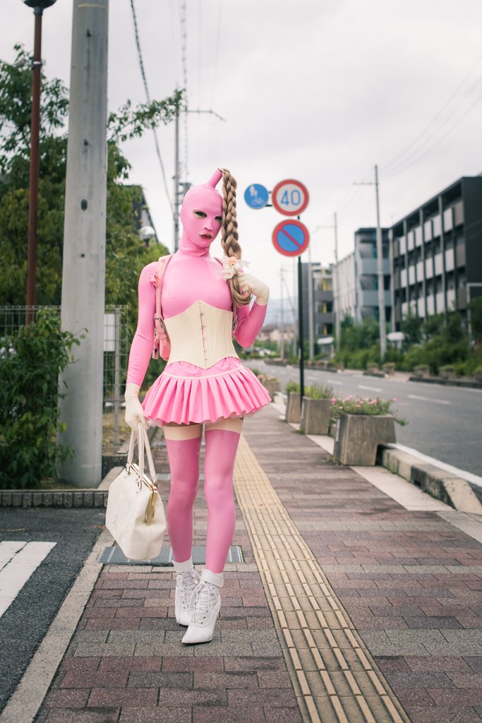 すちうる 今年はそれぞれ全身赤ラバースーツランドセル 全身黒ラバースーツ 水色ラバースーツランドセル ピンクラバー スーツランドセルで外出することにより ラバーファッションの地域への羞恥と浸透に一役買うことができた