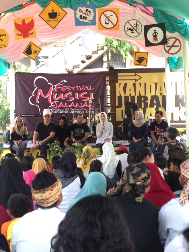 kandankjurank's tweet photo. alhamdulillah acara kta kedatangan walikota tangsel "bunda airin" terima kasih tlh menyempatkan dtng di #festivalmusisijalanan @dd_dikDOANK https://t.co/6wtKAb5t4d
