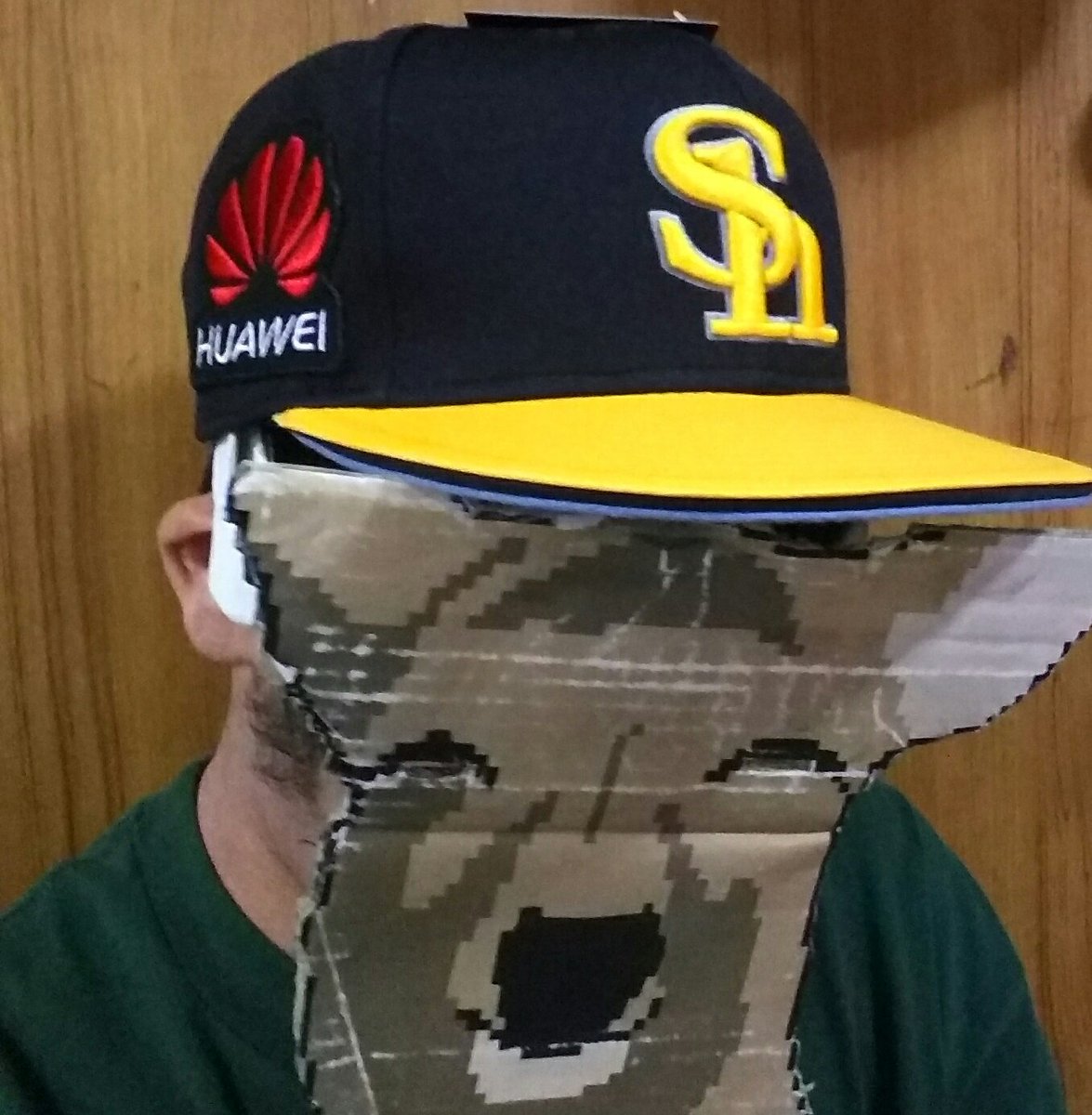 tokumewi's tweet photo. ソフトバンクホークスプロ仕様ベースボールキャップを頂きました。Huaweiロゴ入りのグッツを身につけられて嬉しい！素敵なクリスマスプレゼントをありがとうございました！
なお、キャップの広いツバと鹿のお面の耳が干渉して前が全く見えなくなる模様です。 #HWJTT2016 https://t.co/MhFsOprzrG