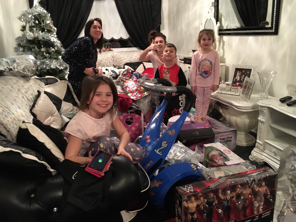 The gang is up ❤️❤️❤️❤️💙