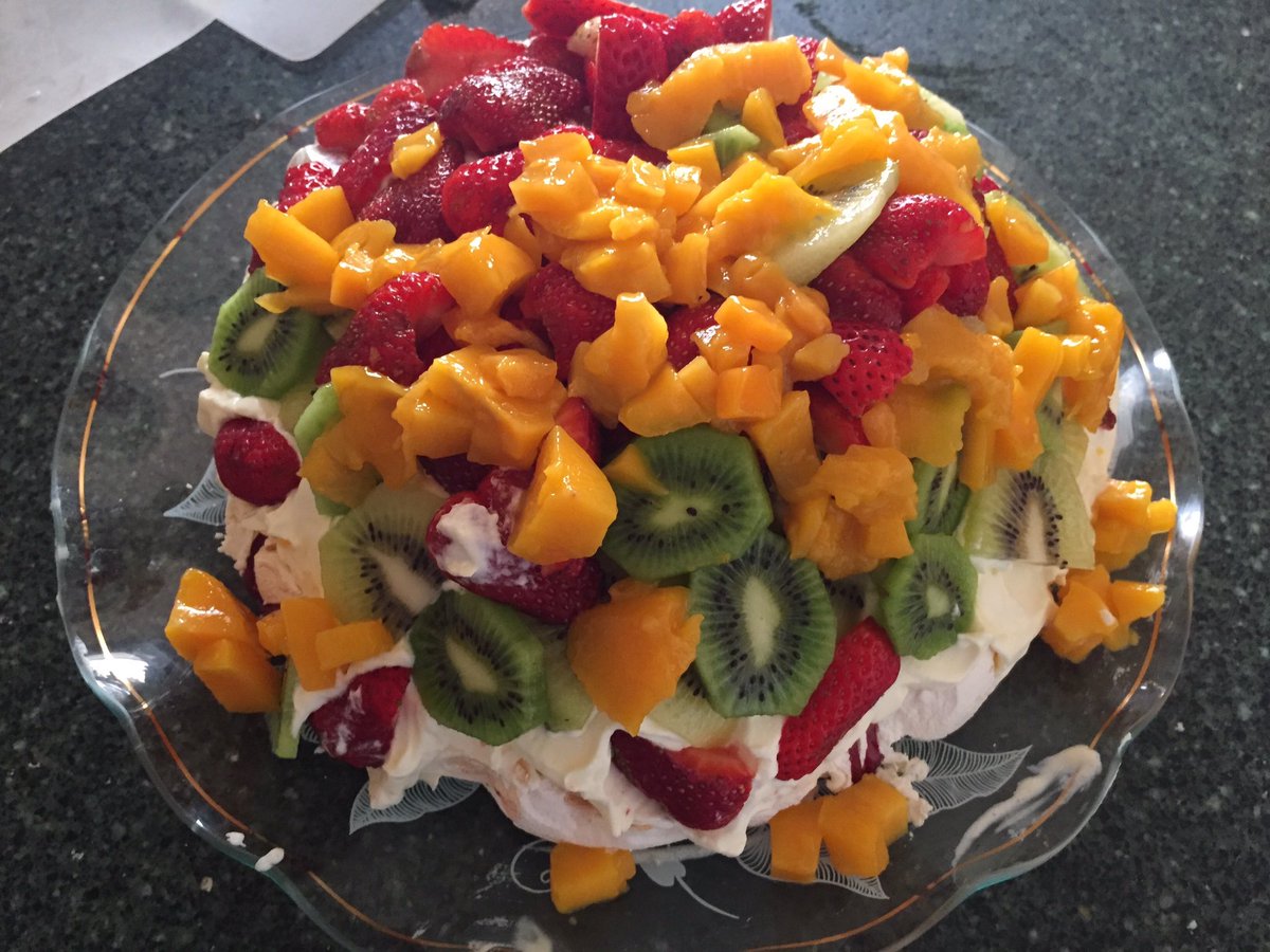 Christmas Pavlova 2016 - a triumph if I do say so myself (!) 🎄😜did you end up making one too <a href="/NeilFinn/">neil mullane  finn</a> ?