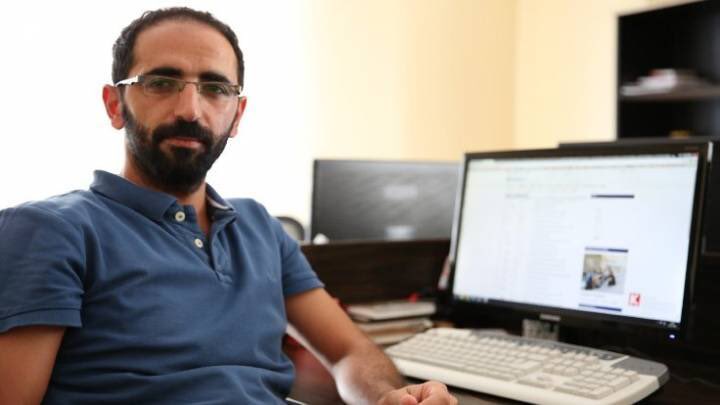 rojnamevann's tweet photo. Gazeteci Ömer Çelik'in Diyarbakır'daki evini uzun namlulu silahlarla basan özel harekat timleri, Çelik'e saatlerce işkence yaptı. https://t.co/IWaGVOc40Q
