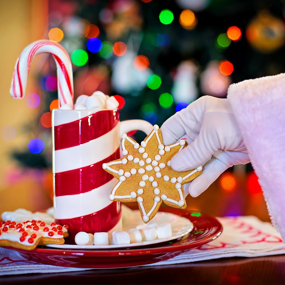 RadioEssex's tweet photo. If you're sat in bed half asleep on your phone, just a pleasant reminder... IT'S CHRISTMAS!!!!! @danielfoxfm x https://t.co/GWirJkgu5P https://t.co/Y72Trrf4xh