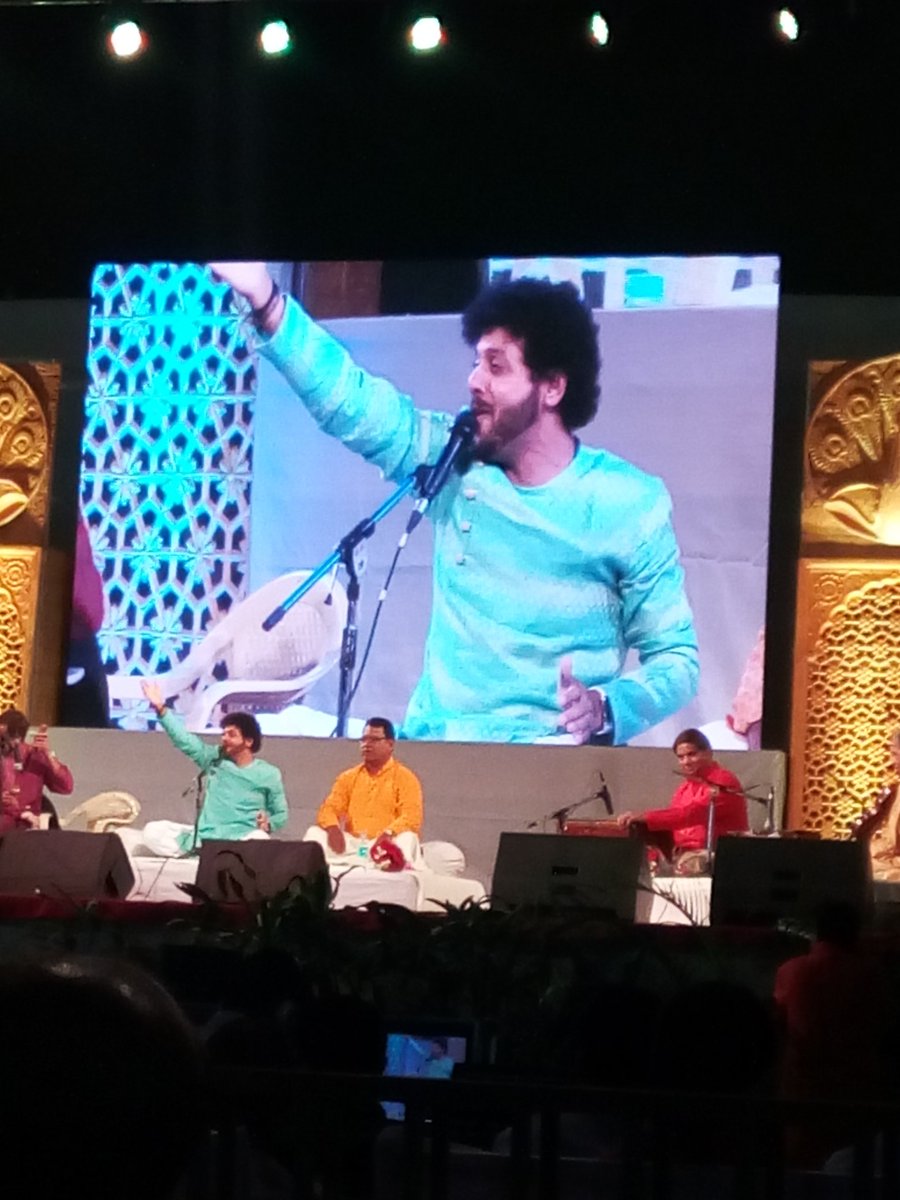 Khj_kalyani's tweet photo. #SSMF2016 Mahesh Dada singing in #SwarSagar #MusicFestival 
#Soulful #Performance 😊 @MaheshKale_Team @maheshmkale  Dada 🙏🙏🙏 https://t.co/31ISRGf8gz