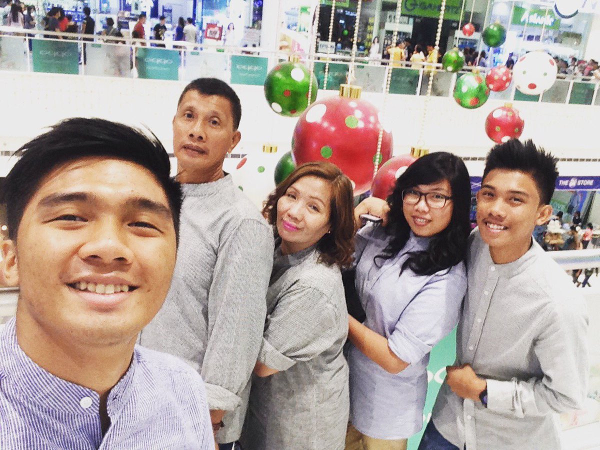 paulgabgab_'s tweet photo. FamBam sa SM! πβ€οΈ #PamilyaSilang #Pasko2016 https://t.co/Z8lMP6AlS9