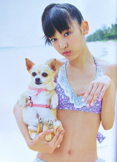 犬と一緒に撮影している飯窪春菜の画像♪