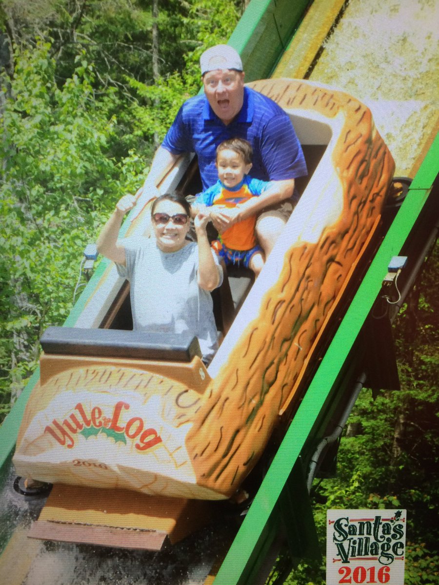 JacksonLeVest's tweet photo. Here's to happy times and amazing adventures. Happy Holidays, y'all! @mike_vest @JacksonLeVest https://t.co/FJYBoZfgd0