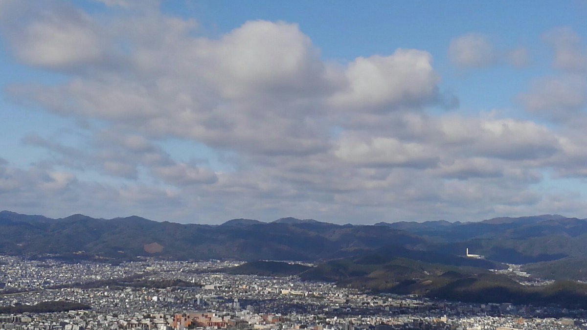 あっこ V Twitter 今日は 大文字山北斜面から三角点 火床に行って来ました とっても穏やかで天気も良く大阪のビル群 あべのハルカスも 京都五山 左大文字 船山 妙法 愛宕山 比叡山 遠く北山も綺麗でした 下山後は全国高校駅伝 何時もは自宅から応援するのに