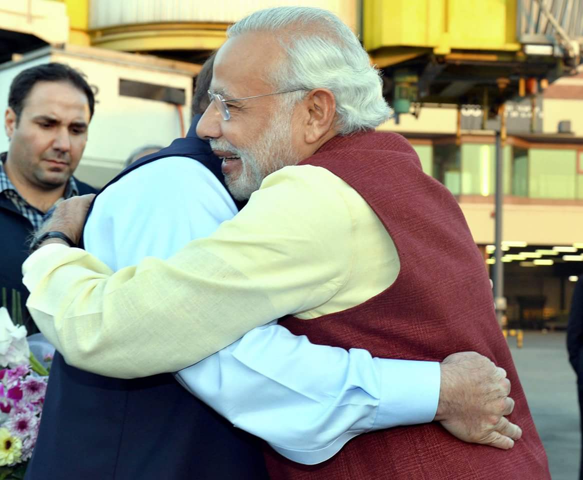 Knights_Indian's tweet photo. #ModiMiya AmarPrem Ek Pakistani apne Bhai se Gale milte hue. @karuna0802 @bilal_motorwala @alamgirizvi @nasrulhoda73 @TajinderBagga @1_lavya https://t.co/LVRAoLTLkE