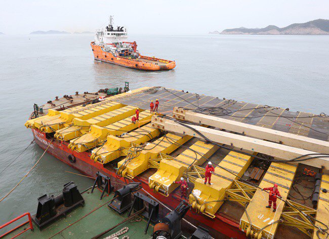 mediamongu's tweet image. 팽목항에서 들려 온 소식 전합니다.세월호 인양에 있어 가장 중요한 작업이었던 선체 밑으로 리프팅 빔을 집어 넣는 작업이 성공적으로 완료되었다고 합니다.이제 들어 올릴 일만 남은 겁니다.끝까지 관심 부탁드려요.