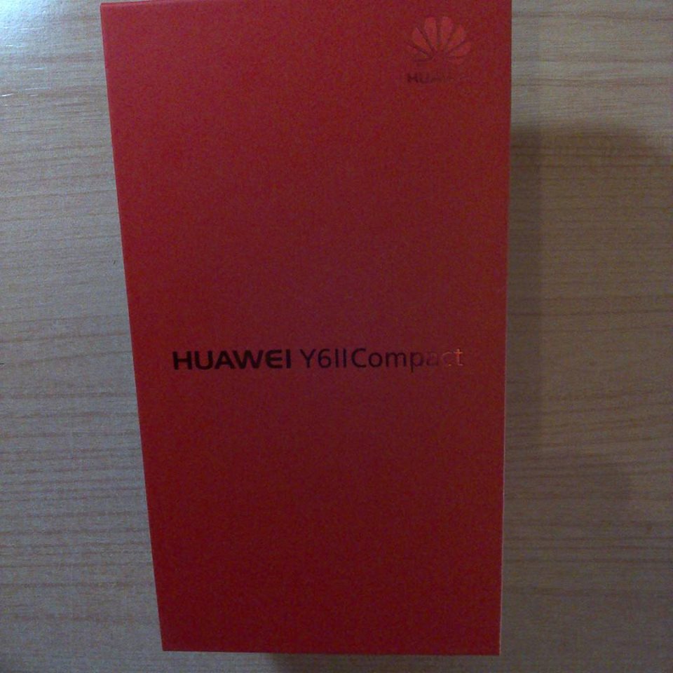 AAlberking's tweet photo. Bueno vaya como ha venido este año #papanoel bonito regalito #tkmmm mi @laurarubia1 #bssss #huaweyly6iicompact #androi #adioswindows8 https://t.co/jhunBWalw3