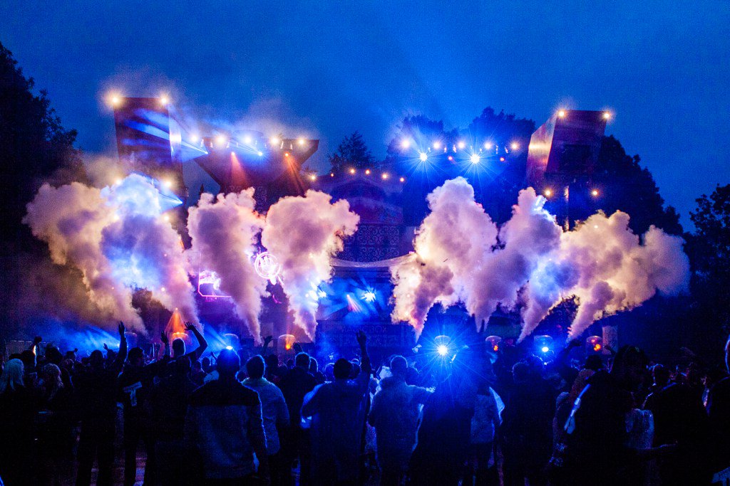 Poplish gør status over musikåret 2016. Først er det vores EDMmy, hvis største… poplish.dk/2016/12/25/aar…