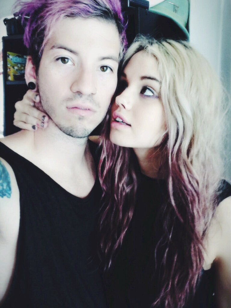 Джош и дебби. Josh dun & debby ryan. Josh dun family. Joshua dun. Девушка тайлера.