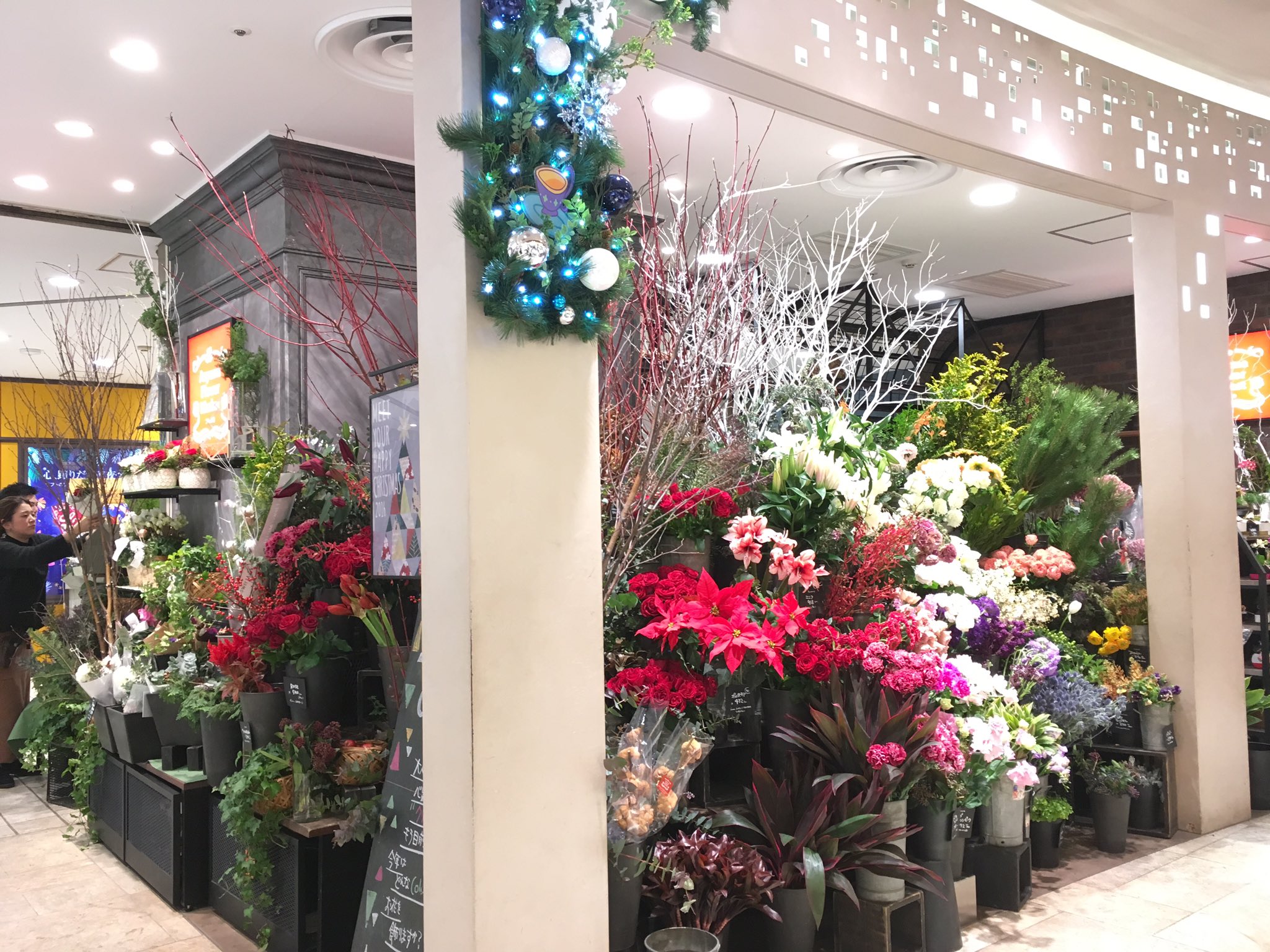 Uzivatel あい Na Twitteru 渋谷の花屋さん 青山フラワーマーケット 東急百貨店1階 月曜日は花の入荷日なので 白い花なら何種類かの中から選べるだろうとのこと どうしても不安なようなら 二日前くらいに店頭で品種指定もできるそうです 今日も沢山の白い花