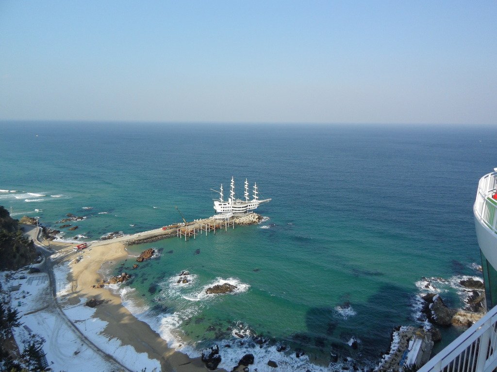 마음을 활짝 열라. 대문을 열면 도둑이 들어오고, 마음을 열면 행운이 들어온다. - 좋은 글
 #정동진