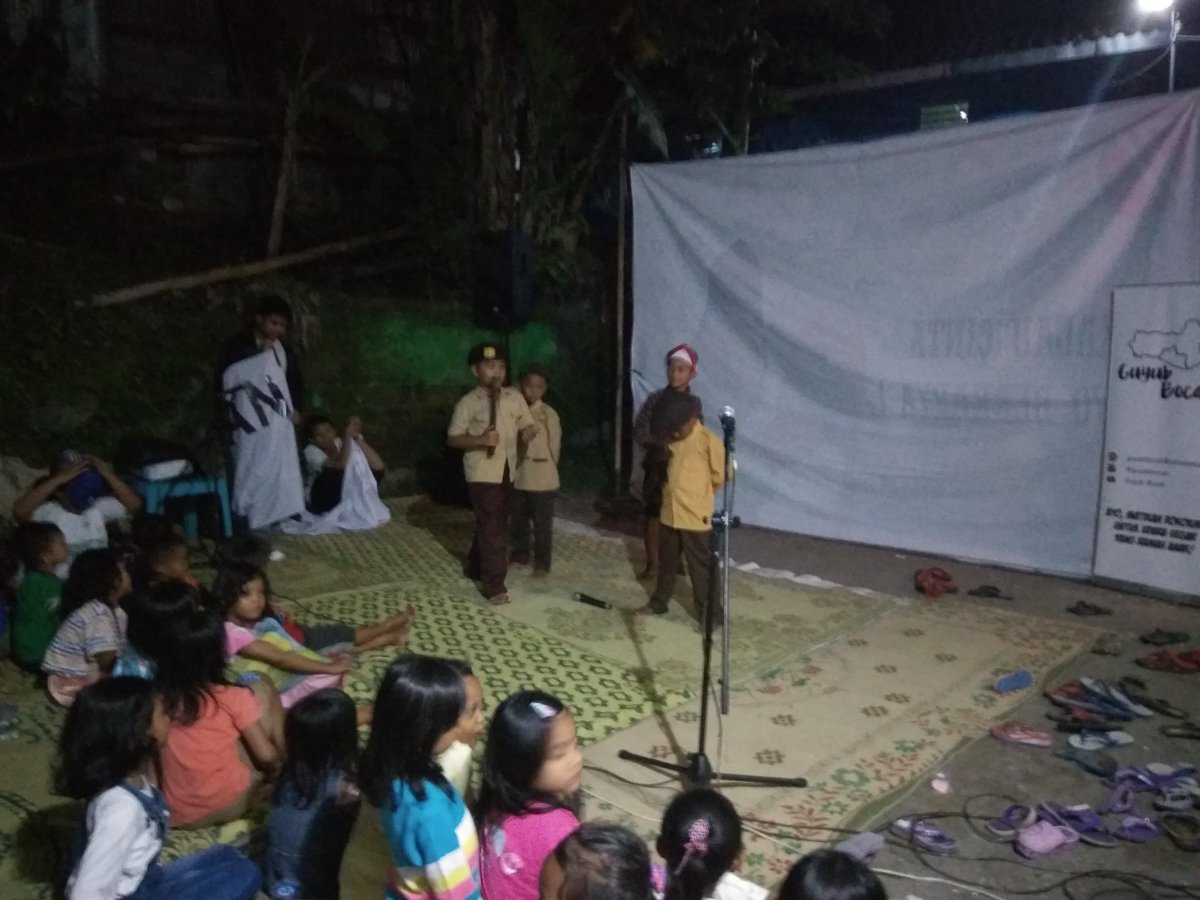 Layar tancep #Seniningan di kampung Badran ini juga untuk menampilkan kreasi anak2 Badran dalam bidang seni dan budaya. <a href="/LayarNusantara/">Layar Nusantara</a>