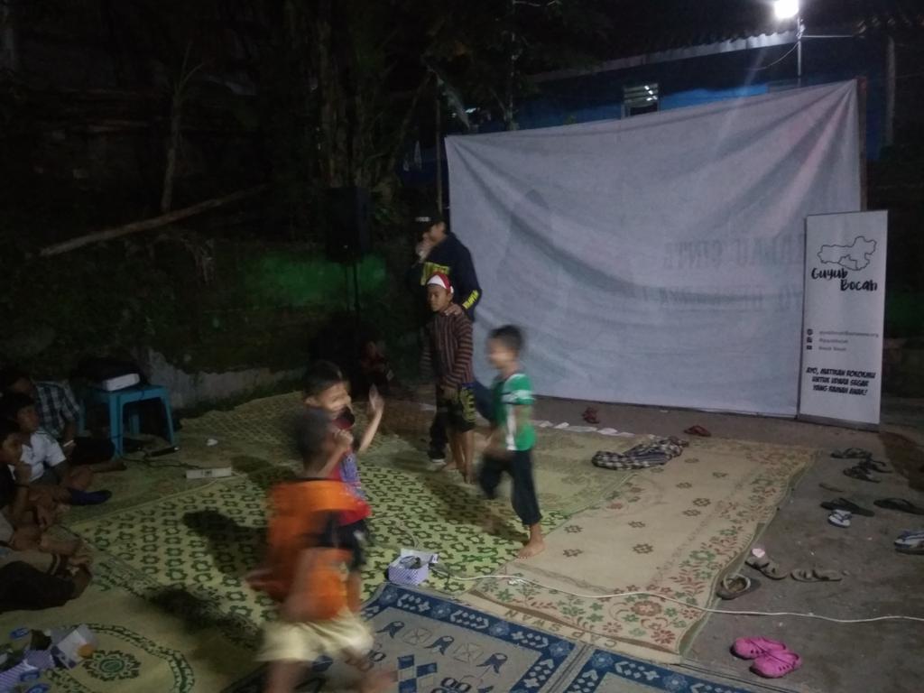 #Seniningan diramaikan oleh teman2 <a href="/NOK37YK/">N.O.K.37</a> dengan lagu2 hip hop sebelum layar tancep <a href="/LayarNusantara/">Layar Nusantara</a>