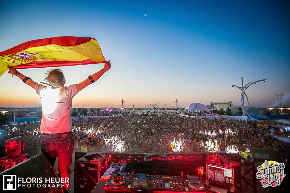 ASummerStoryOfi's tweet photo. ¡Feliz cumpleaños al héroe de #ASummerStory2015 y a uno de nuestros artistas más queridos! @arminvanbuuren https://t.co/5uwUF3zwcZ