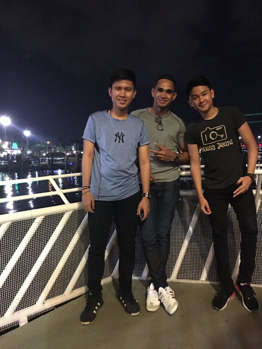 bagasrds's tweet photo. Selamat malam tomorrow landing disanaaa ���🛫🛫🛫 😹😹 https://t.co/LmNdRJiJPR
