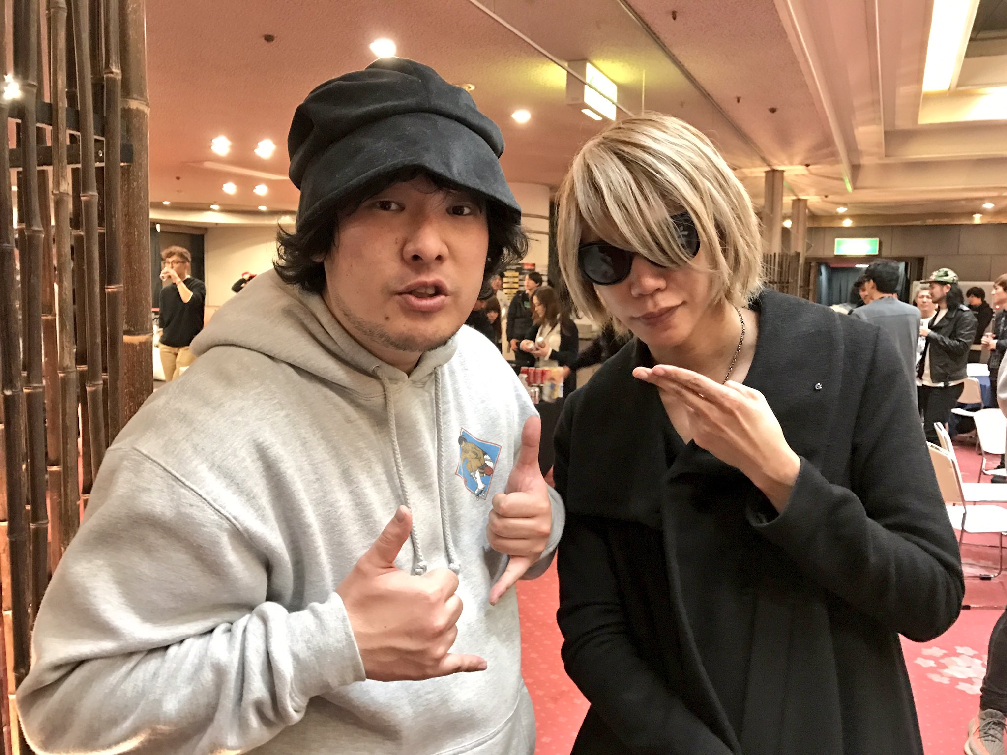 岡崎体育 Dir En Greyのshinyaさん 今年の夏頃に音楽番組で岡崎体育のことを紹介してくださって ポルノ超特急でお会いすることができました 緊張してるときはだいたい両手が電話のポーズになります T Co Hy8kjyci0b Twitter