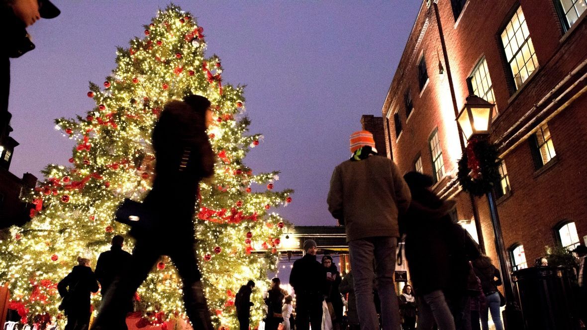CBCToronto's tweet photo. From transit to theatres, what's open and closed for Christmas Day: https://t.co/wBi75vhWxg https://t.co/AbD4xRLGxV