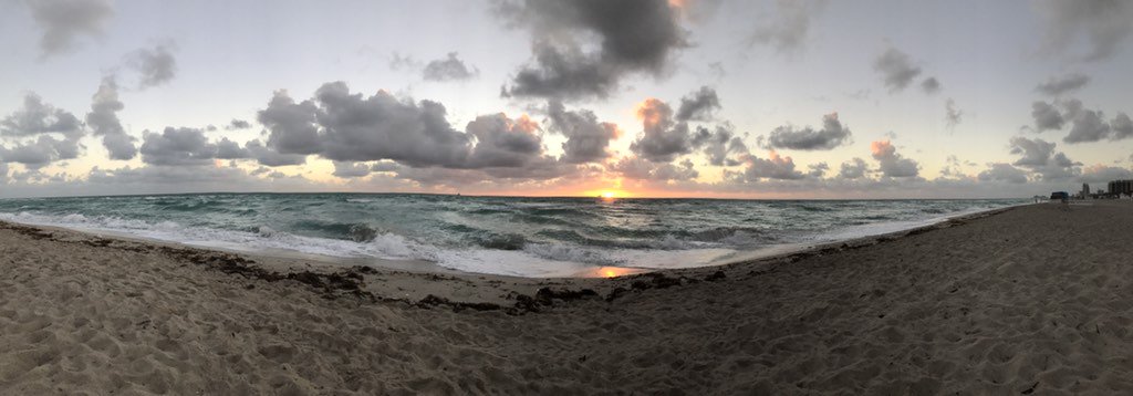 CGilo83's tweet image. We had a similar idea to you @mrdavidhaye #HayeBellew Merry Christmas! #miamiatxmas