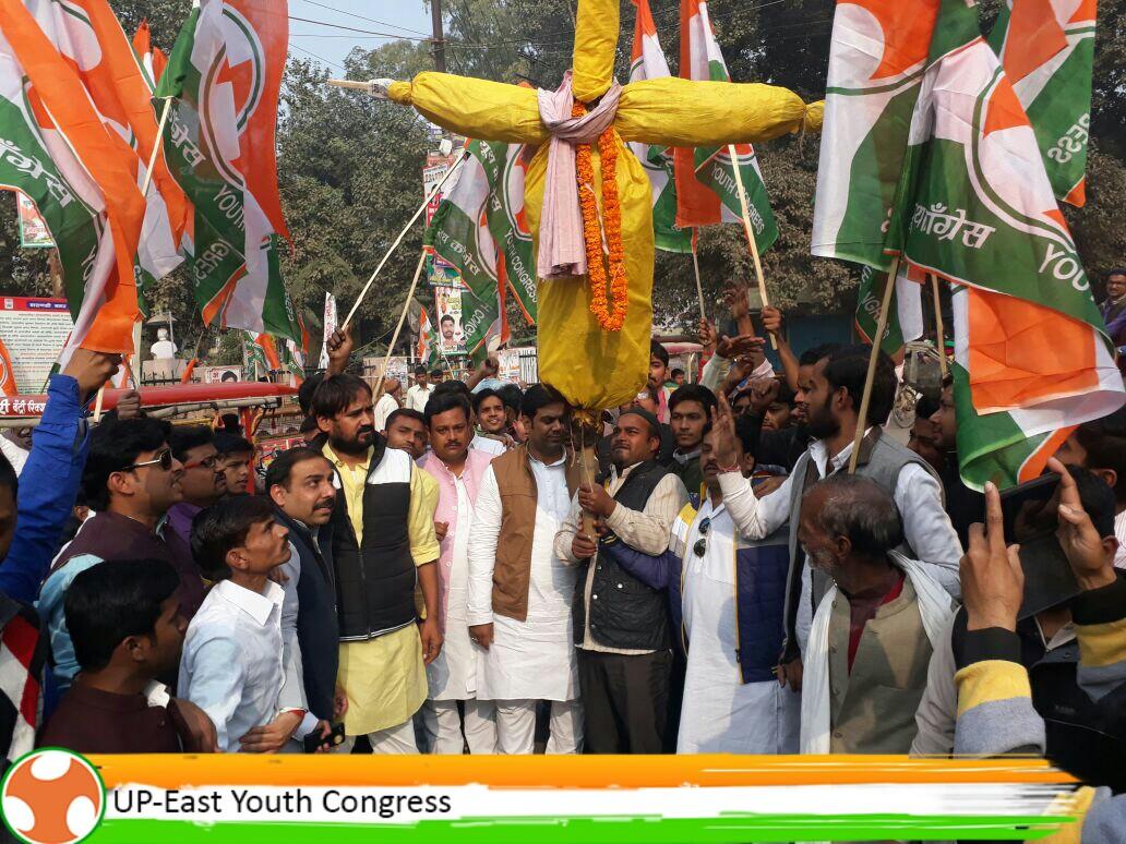 IYC_UPEast's tweet photo. वाराणसी-आज राष्ट्रीय सचिव आनंद शंकर जी तथा प्रदेश अध्यक्ष @babatiwariiyc के नेतृत्व में मोदी जी का पुतला दहन किया गया
#DeModitizationByRG https://t.co/5HHgMoTP7P