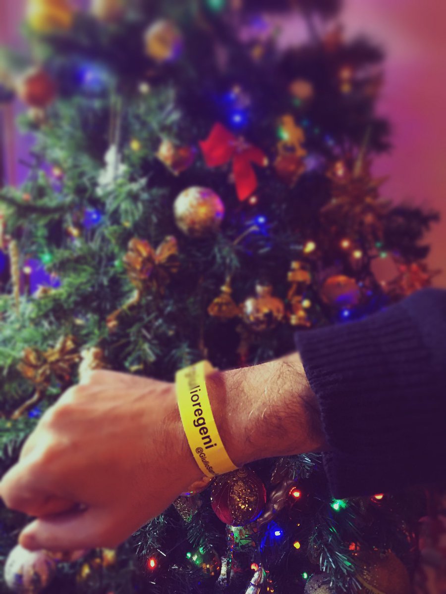 #natalepergiulio davanti l'albero, con il pensiero a mamma Paola, Claudio ed Irene. #11mesisenzagiulio