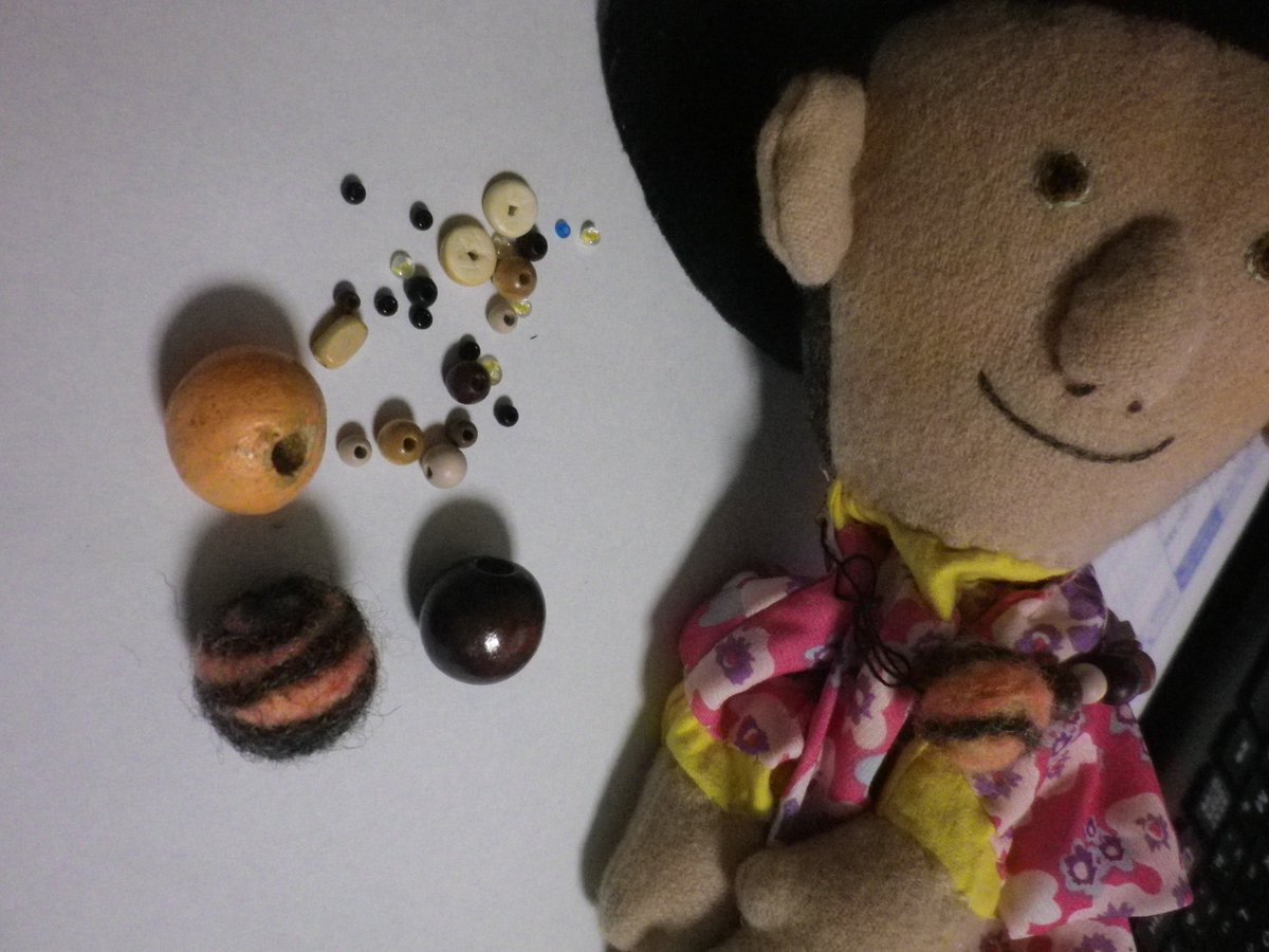 ともみち くん に やられたー。うえーん。うわーん。「ハッピーひんでんさん人形」。首飾りの部分を引っ張られて壊されてしまいました。 ともみち くん に やられたー。うえーん。うわーん。「ハッピーひんでんさん人形」。首飾りの部分を引っ張られて壊されてしまいました。