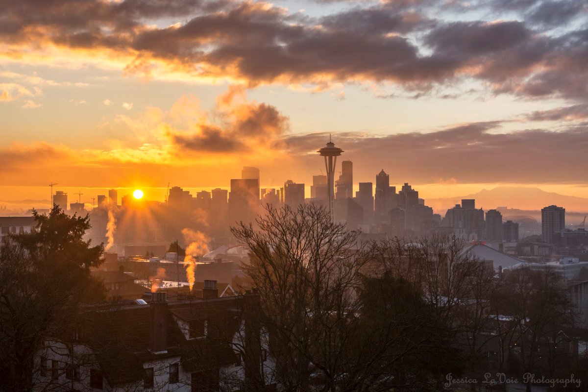 komonews's tweet photo. Christmas morning sunrise! 

Thanks to Jessica LaVoie for sharing! #komoLOZ https://t.co/q8IHAmWYgp