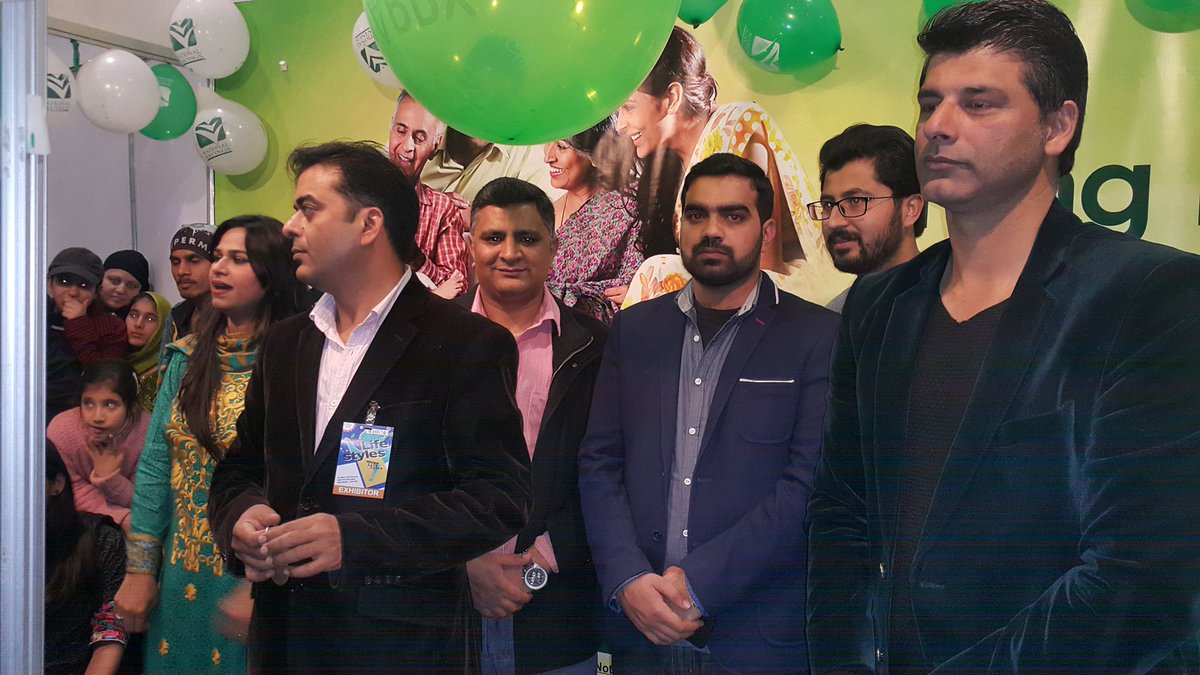 haks_08's tweet photo. Thank very much @MuhammadWasim77 to honoring #Nationalsavings at the event of #Dawnlifestyle expo 2016 https://t.co/i9dqmcB4vc