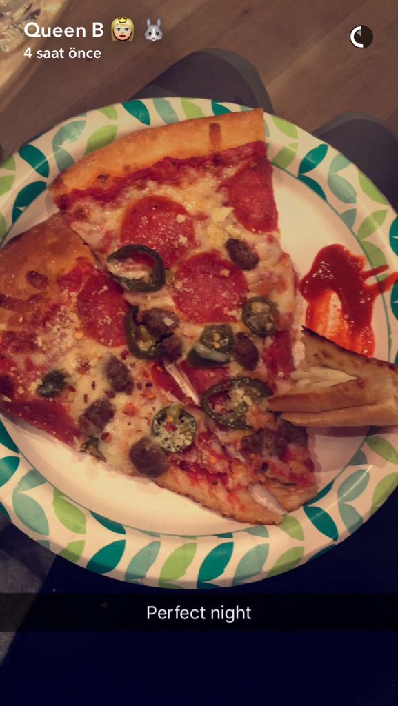 xpurplesuprauhl's tweet photo. @bellathorne you never ever fail to make me hungry. #foodella https://t.co/xezQhbeqPB