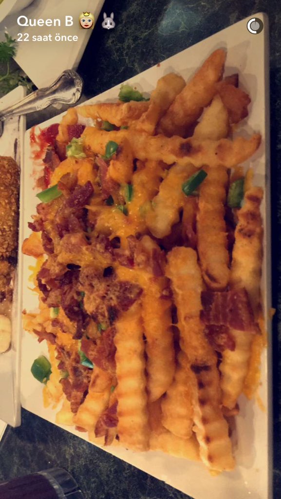 xpurplesuprauhl's tweet photo. @bellathorne you never ever fail to make me hungry. #foodella https://t.co/xezQhbeqPB