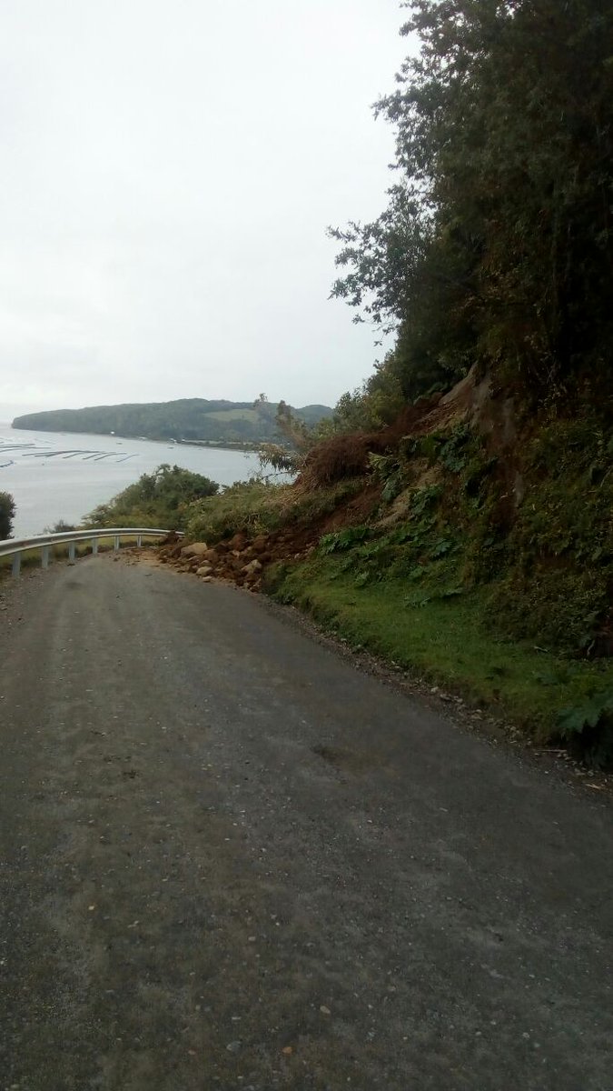 erchiloe's tweet photo. PRECAUCION: Camino Sector Rural de #Quechu, #Queilen, cortados por derrumbes. https://t.co/DxCgOKbU97