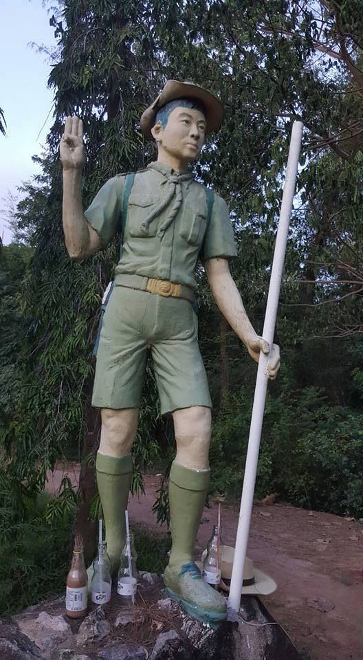 ANNYSTORY_CLUB's tweet photo. 45.รูปปั้นลูกเสือที่ทำจากปูนหน้าค่ายนั้นก็เป็นของเด็กชายที่ชื่อว่า ขาว คนนั้นเอง https://t.co/wsBtdr4QkM