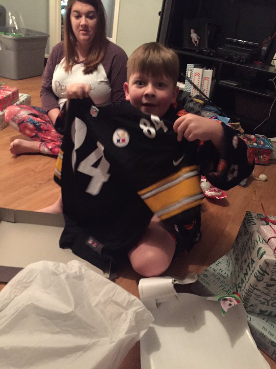 michaelburks79's tweet photo. @AntonioBrown Santa came thru for my Son Barrett...Loves some Antonio Brown! #Merrychristmas https://t.co/dU36yUEzUT