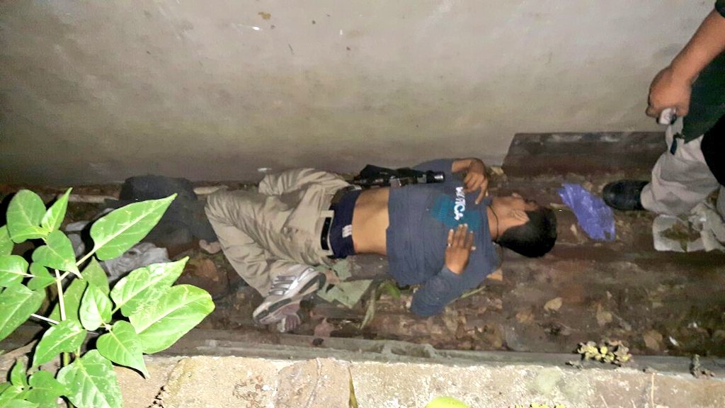 ElinformadorPD's tweet photo. DosMenos Dos pandilleros muertos en intercambio de disparos, con personal elite de la PNC en  el chaparral ,lourdes colon la libertad https://t.co/8W49mfhvJt