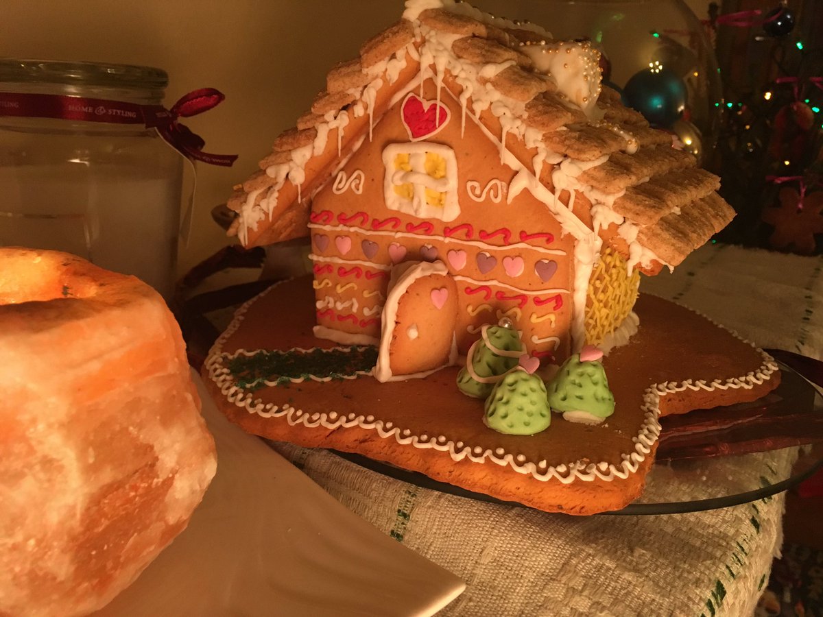 DrBeatriceLT's tweet photo. #merrychristmas, #gingerbreadhouse #kaledos Wish you all a Merry Christmas!!! https://t.co/OwYDSIGbt9