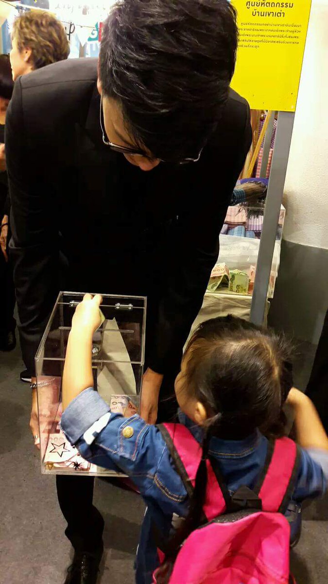 WeLoveTanont's tweet photo. วันนี้ธนนท์ร่วมเชิญชวนทำกิจกรรม&ทำความดีในงาน #LetsGiveGood #ร้อยดาวให้ครบล้าน @ #เดอะมอลล์บางกะปิ อนุโมทนาบุญกับทุกท่านคะ 💜🙏 https://t.co/49QsKZ7AeB