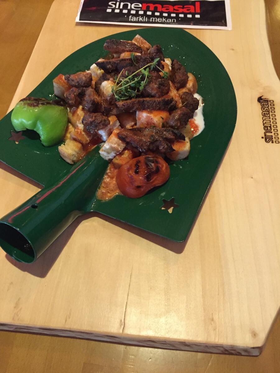 Bunu biz yapsak yemezsiniz ama elit bir mekanda olsa dibini bile yalarsınız.