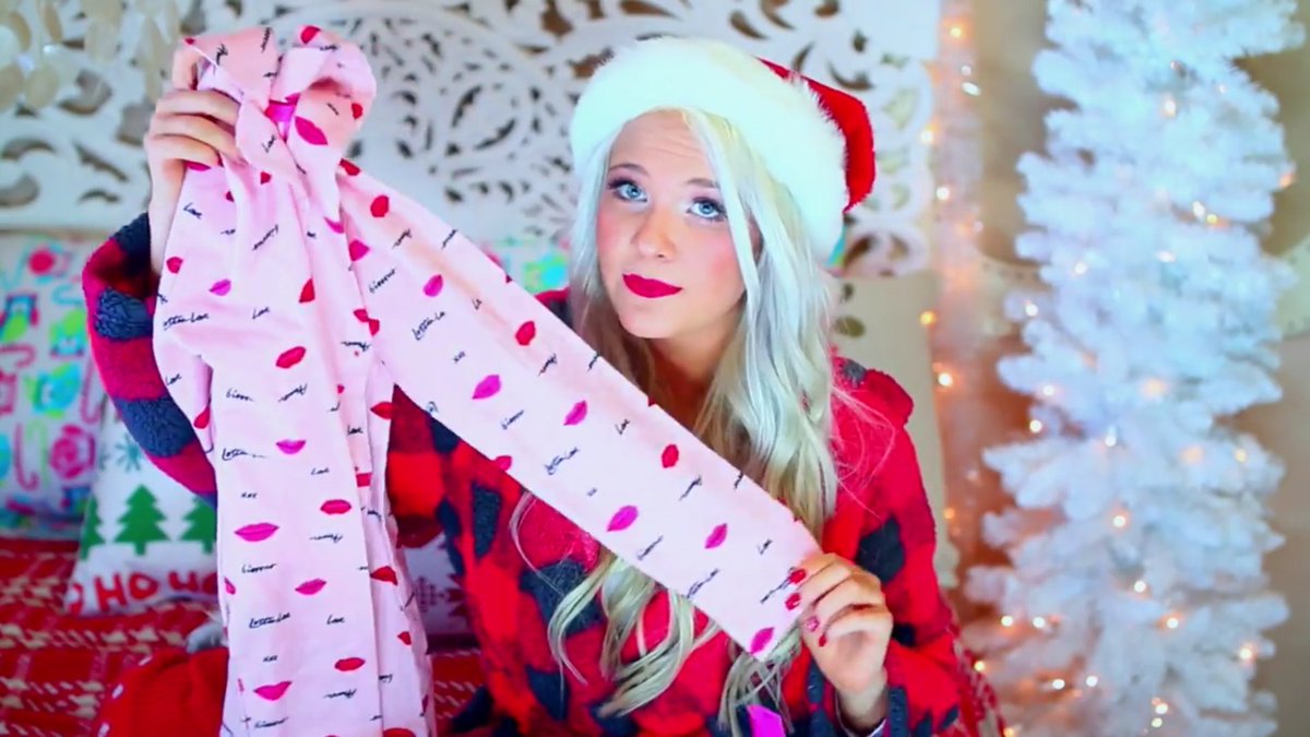 zineb0405's tweet photo. @misslexamae I really loved all the things that you got!! Mery Christmas😘💕 https://t.co/rkczwQTkrd https://t.co/eB03ck7y0f