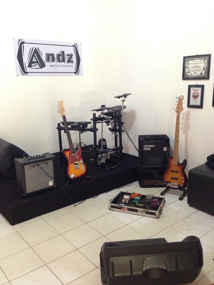 Saatnya Zzz..... (@ Andz Music Studio) swarmapp.com/c/gsCVV5z6394