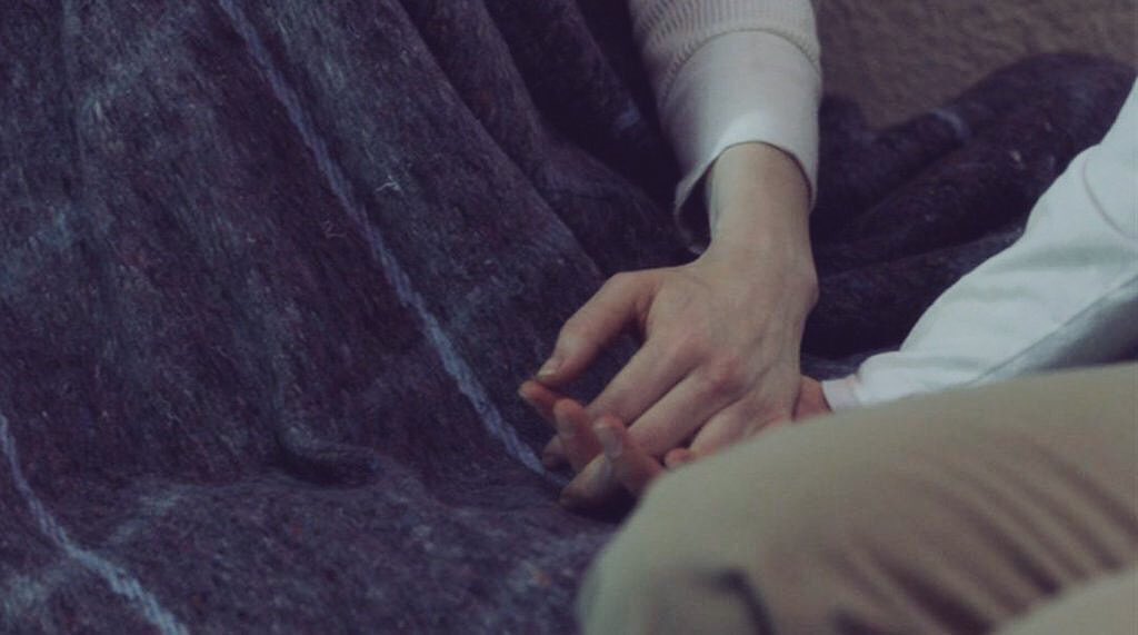 T___y55's tweet image. _

اللهم الكف بالكف، وبين الأصابع بقايا عطرها .