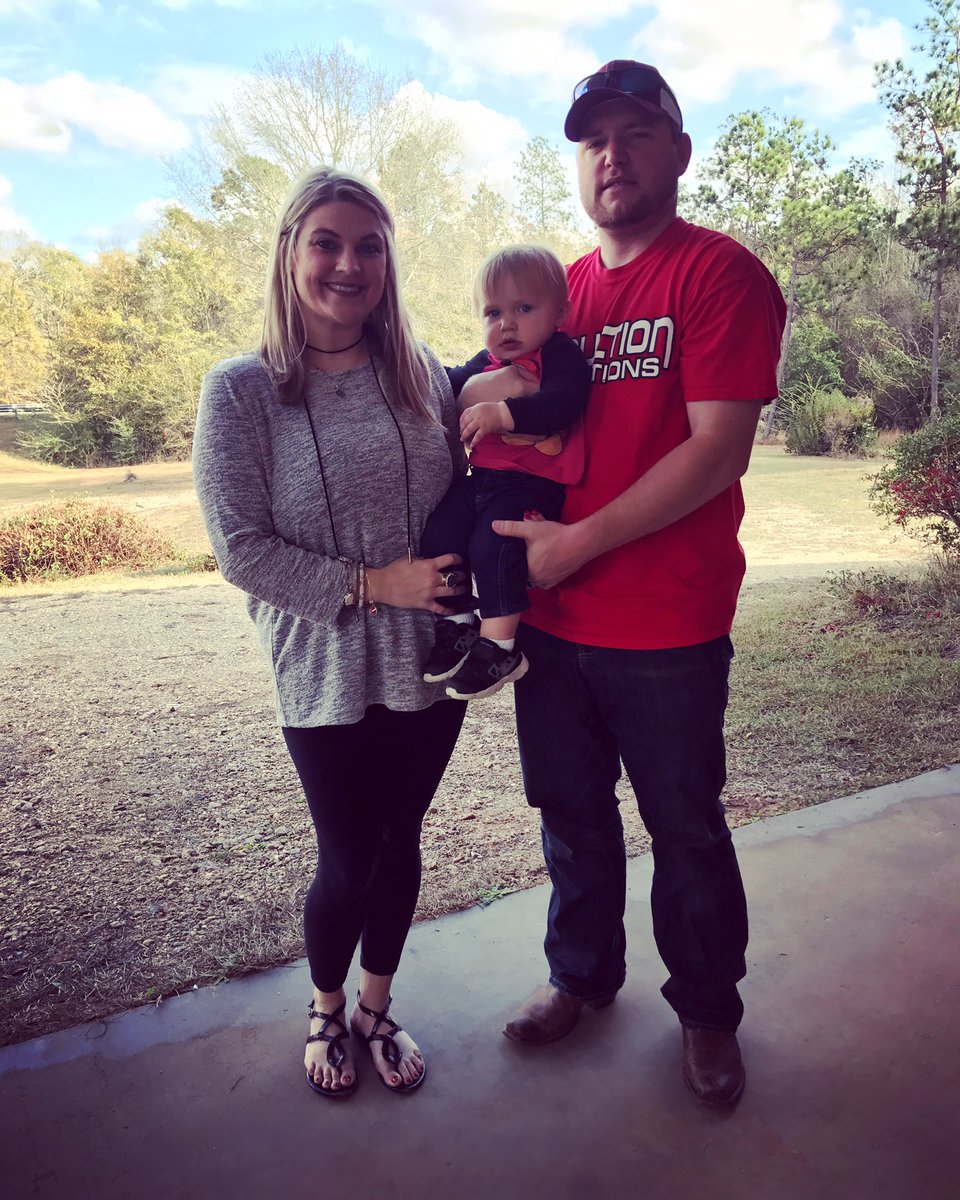 amanda_russell2's tweet photo. Me without you is like a present without a bow 🎁🎀👪 
#myfamily #boellis #christmas 
@smith248l https://t.co/LDTiQuBIkF