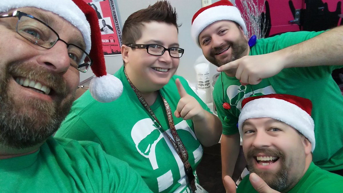 #Christmas All day!@EMowjee <a href="/CurtisBills/">curtis bills</a> <a href="/heatherakipp/">Heather Kipp</a> <a href="/DudePizzaIsRad/">Mikey</a> @1ModernBlonde